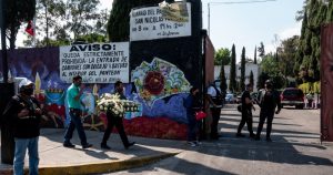 Personas arriban con un arreglo de flores al Panteón San Nicolás Tolentino en la acaldía Iztapalapa de donde fue exhumado el bebé Tadeo. Foto: Galo Cañas, Cuartoscuro