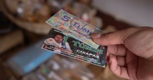 Billetes Túmin en Chiapas. Foto: Clara Haizlett, Open Democracy. 