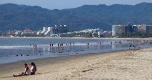 Turistas disfrutan del mar en la playas de Puerto Vallarta.