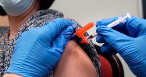 A partir de los datos de los ensayos clínicos se concluyó que las vacunas protegen de la enfermedad grave y de la muerte con un porcentaje muy alto. Foto: Charles Krupa, AP