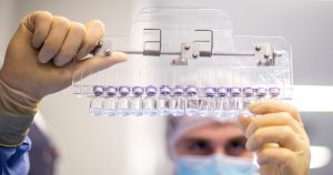 Se necesita una vacuna universal contra los coronavirus, o “pancoronavirus”, que no solo que proteja contra el SARS-CoV-2 y sus variantes genéticas, sino también contra otros coronavirus que podrían causar futuros brotes y pandemias. Foto: Pfizer vía AP