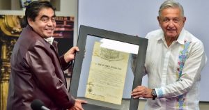 El documento será resguardado en Palacio Nacional. Foto: Twitter @MBarbosaMX.