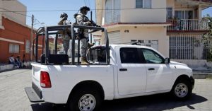 Elementos del Ejército resguardan el inmueble donde 10 personas fueron ejecutadas por su presunta relación con el narcomenudeo en el municipio de Atlixco. Foto: Mireya Novo, Cuartoscuro.