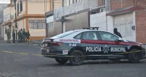 Policías municipales y estatales, así como elementos del Ejército Mexicano, resguardan la colonia Francisco I. Madero de Atlixco, donde personas fueron asesinadas. Foto: Jesús Lima, Periódico Central