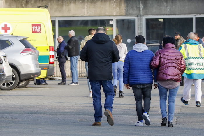 Las dos personas detenidas son originarias de La Louvière, localidad cercana del lugar del atropello, y nacidas en 1988 y 1990.