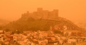 Imagen de la Alcazaba de Almería con el cielo cubierto con la intensa calima debido al polvo procedente del desierto del Sáhara que ha penetrado en la Península y Baleares. Foto: Carlos Barba, EFE