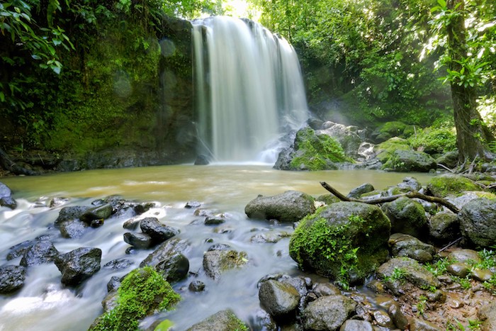 Una cascada dentro de un bosque tropical en la localidad de Bijagua, Upala (Costa Rica).