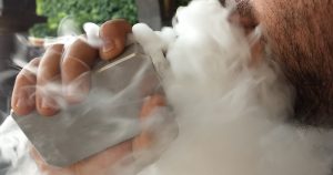 ¿Cuál es la evidencia sobre la efectividad de los cigarrillos electrónicos? ¿Tiene sentido su inclusión como producto sanitario? Foto: EFE