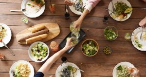 Integrar los nuevos hábitos puede resultar todo un reto, pero los expertos resaltan que incluso cambios parciales pueden prolongar nuestra vida hasta en siete años si comenzamos antes de los 30. Foto: EFE