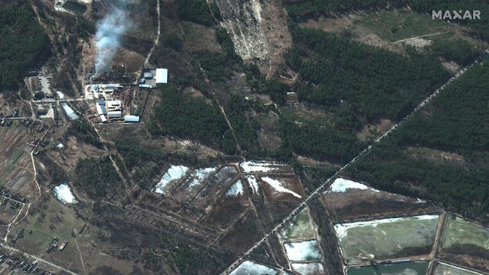 Fotos satelitales muestran un convoy de fuerzas rusas al norte de la capital de Ucrania que se extiende por 64 kilómetros (40 millas).