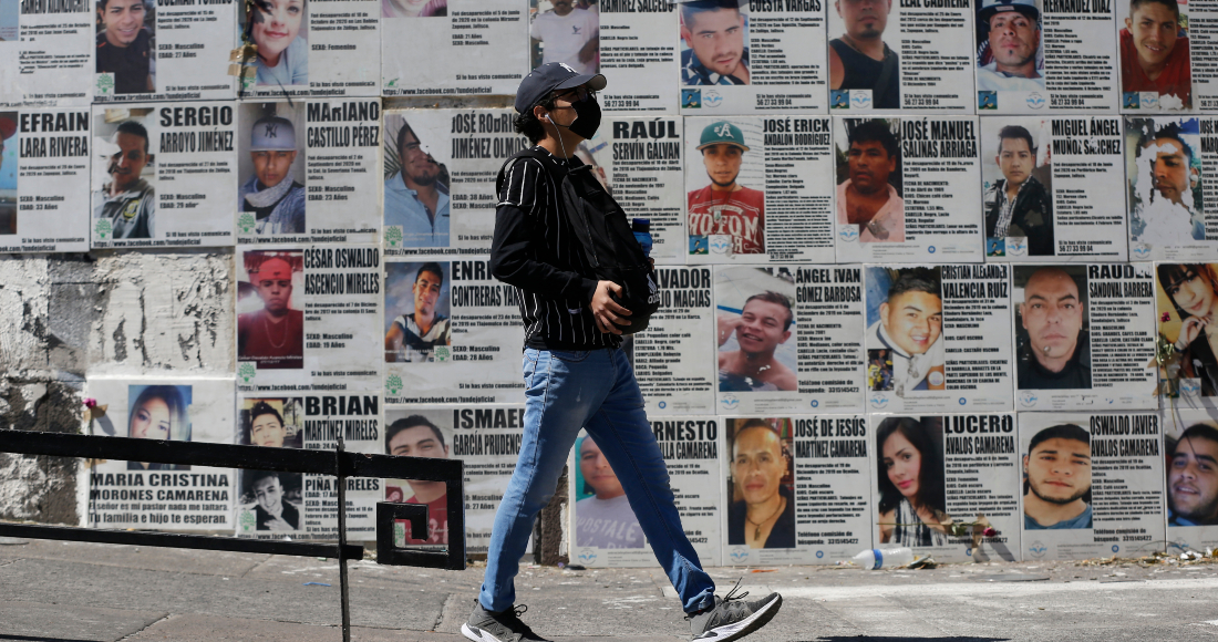 Un hombre camina en la Glorieta de los Niños Héroes, donde fueron colocadas lozas con los retratos de personas desaparecidas, el 18 de marzo de 2022 en Guadalajara, Jalisco.