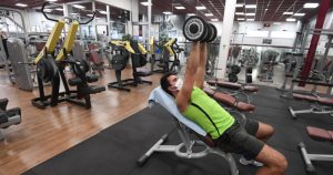 Los participantes realizaron un curl de bíceps isométrico, concéntrico o excéntrico al máximo esfuerzo, mientras los investigadores medían la fuerza de contracción voluntaria máxima de los músculos antes y después del periodo de cuatro semanas. Imagen ilustrativa. Foto: EFE