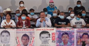 Madres y padres de los 43 normalistas de Ayotzinapa ofrecen  un mensaje para hablar sobre el Tercer Informe Ayotzinapa del GIEI. Foto: Moisés Pablo, Cuartoscuro.