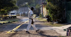 Peritos forenses coadyuvaron en la fijación de indicios y el traslado de los cadáveres a las instalaciones de la Fiscalía para la práctica de las necropsias correspondientes. Foto: Margarito Pérez, Cuartoscuro.