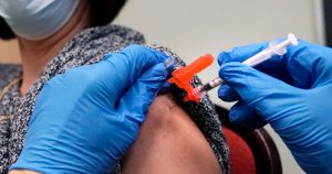 Lo que en un primer momento constituyó el principal canal de distribución de vacunas se vio desbordado por la acción individual de los Estados. Foto: Charles Krupa, AP