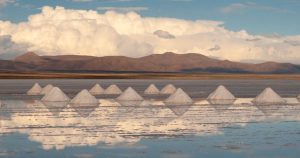 El emblemático salar de Uyuni, en Bolivia, donde se espera que aumente la producción de litio. Foto: Alamy stock image, vía Opendemocracy.