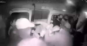 En la ruta que va de Puebla a Coronango se registró este violento intento de asalto que fue frustrado por los propios pasajeros. Foto: Periódico Central.