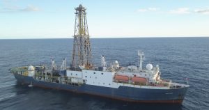 El buque de perforación oceánica Joides Resolution en el mar de Tasmania (océano Pacífico), durante la expedición a Zelandia. Foto: Adam Kurtz, IODP, CC BY-NC-ND vía The Conversation