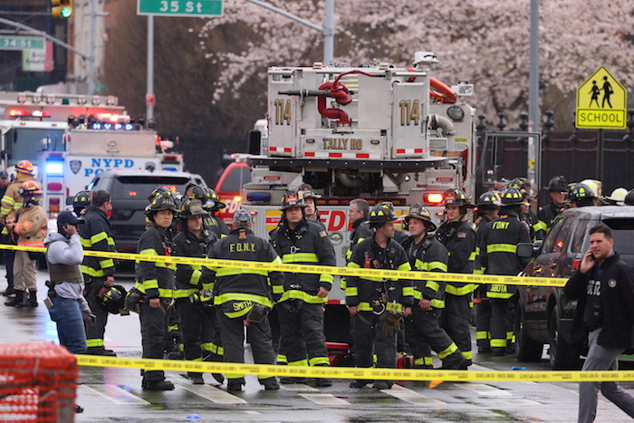 Funcionarios del Departamento de Policía y Bomberos de la ciudad de Nueva York en la escena de un tiroteo múltiple reportado en una estación del Metro, este 12 de abril de 2022.