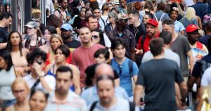 Una novedad importante del nuevo informe es que incorpora un análisis centrado en las decisiones que las personas y hogares toman como consumidores. Foto: Bebeto Matthews, AP