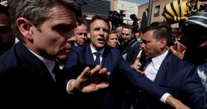 Emmanuel Macron durante la visita al mercado de Saint-Christophe en Cergy, Paris. Foto: Benoit Tessier, Pool vía EFE.