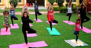 ¿Cuál es la razón de que yoga tenga tanto éxito? El conocimiento que proporciona la práctica del yoga del cuerpo, la gestión de los pensamientos y emociones, así como su conexión con estados espirituales como paz y compasión, podrían estar entre los motivos. Foto: Sanjeev Gupta, EFE/EPA