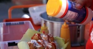 La ingesta de sal de mesa aporta el 90 por ciento del sodio de nuestra dieta. Foto: Luis Torres, EFE