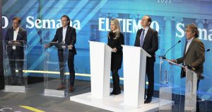 Los candidatos presidenciales, de izquierda a derecha, Gustavo Petro, Federico Gutiérrez y Sergio Fajardo, a la derecha, participan en un debate presidencial. Foto: Fernando Vergara, AP. 