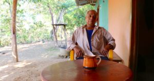 Don Cecilio en el pasillo de su casa. Foto: Iván Pérez Téllez