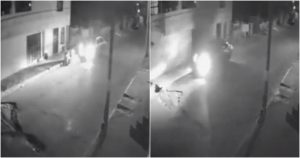 En el vídeo se observa cómo el conductor del automóvil atropelló intencionalmente a las mujeres que se encontraban sentadas en la banqueta fuera de su casa en Santiago Momoxpan, San Pedro Cholula. Foto: Captura de video.