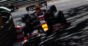 Sergio “Checo” Pérez, de Red Bull, fue quien abrió el camino en los entrenamientos libres 3 para el Gran Premio de Mónaco. Foto: Twitter @SChecoPerez.