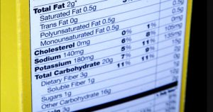 La reducción de la ingesta de sal por debajo de 5 gramos diarios en adultos se considera una de las mejores y más baratas medidas que los países pueden tomar para mejorar la situación sanitaria de la población. Foto: J. David Ake, AP