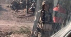 Los periodistas fueron detenidos por un convoy de civiles armados. Foto: Twitter @ernestotorresj.