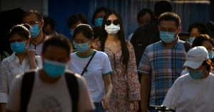 En algunas ocasiones, se podría predecir la evolución de un determinado enfermo de COVID-19 a partir del patrón de algunas proteínas de su suero. Foto: Mark Schiefelbein, AP