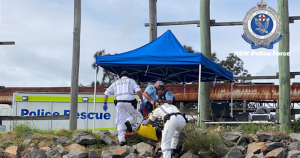 Las autoridades localizaron los paquetes al sacar del agua a un buzo inconsciente, quien, a pesar de los esfuerzos de los paramédicos murió. Foto: Twitter @nswpolice