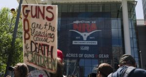 La gente se reúne frente al Centro de Convenciones George R. Brown para protestar por la reunión anual de la Asociación Nacional del Rifle en Houston, el viernes 27 de mayo de 2022. Foto: Jae C. Hong, AP.