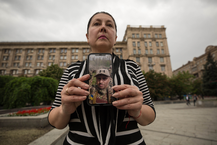 Foto del 21 de mayo 2022 que muestra a Alla con una foto, la de su hijo Oleksiy, de 31 años, y coincide en que también fue enviado al combate pese a carecer de formación militar. Alla buscó apoyo en el grupo de Madres de Soldados, este grupo de mujeres apoya a quienes tienen a hijos o esposos en la guerra o fallecidos en acción.