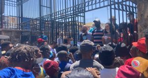 Cristina Coronado, de la Oficina de Movilidad Humana de la Diócesis de Ciudad Juárez, habla ante los migrantes que se concentraron frente a Catedral. 20 de mayo de 2022. Foto: Verónica Martínez, La VerdaD