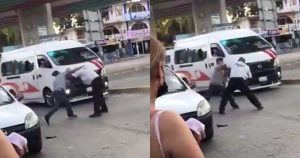 Un policía vial se enfrentó a golpes con un conductor en la glorieta de Puerto Marqués, en Acapulco, Guerrero. Foto: Captura de pantalla.