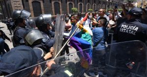 Integrantes de la comunidad LGBTTTIQ+ y policías estatales tuvieron un enfrentamiento en las inmediaciones de Catedral de Toluca durante la toma de Posesión del II Arzobispo de Toluca Raúl Gómez González. Foto: Crisanta Espinosa, Cuartoscuro.