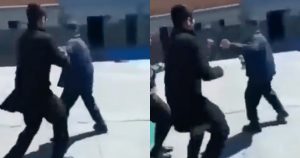 En el video se puede observar al compañero de el agredido golpeándolo en repetidas ocasiones. Foto: Captura de pantalla.