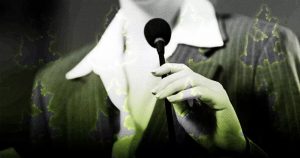 Mujer ante un micrófono. Imagen: Periódico Central.