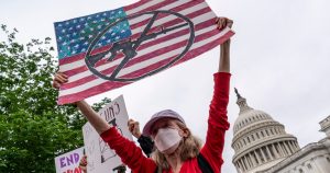 Los fabricantes de armas, por otro lado, dijeron que los fusiles tipo AR-15 son responsables de una pequeña porción de los asesinatos con armas de fuego. Foto: J. Scott Applewhite, AP
