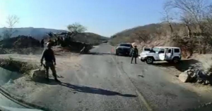 Un retén detuvo en Badiraguato a un grupo de periodistas que cubrían la gira de Andrés Manuel López Obrador por Sinaloa y Chihuahua. Foto: Especial vía Noroeste. 
