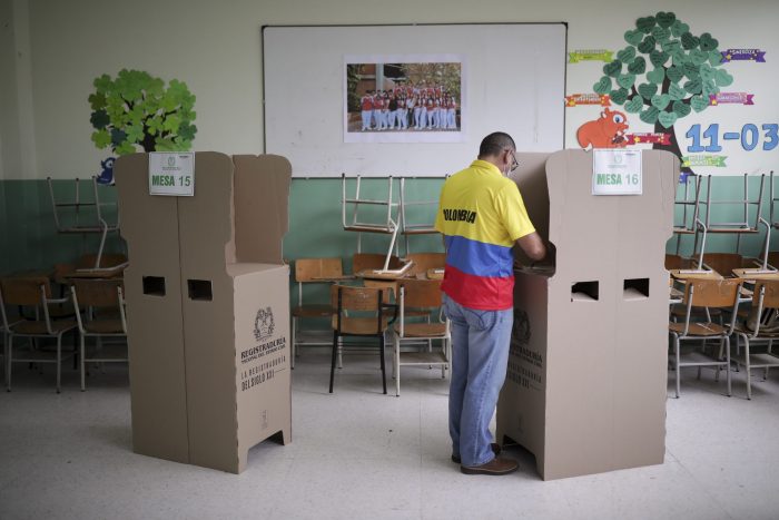 Un votante marca su boleta durante la segunda vuelta de las elecciones presidenciales en Bucaramanga, Colombia, el domingo 19 de junio de 2022. 