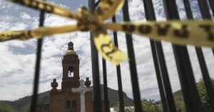 Una cinta policial acordona la escena del crimen en la iglesia de Cerocahui, México. Foto: Christian Chávez, AP. 