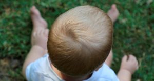 La bebé de nueve meses perdió la vida después de que se ahogó en una bañera, luego de que su padre, quien la estaba aseando, la descuidó por unos momentos para revisar su perfil de Facebook. Foto: Sergio Ruiz, AP