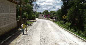 La construcción de obras en Ayutla. Foto: Rosendo Betancourt Radilla, El Sur.