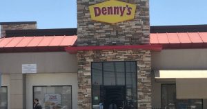 Restaurante Dennys. Foto: Blanca Carmona, La Verdad.