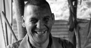 Elvis sonríe minutos antes de celebrar un culto. Foto: Carlos García
